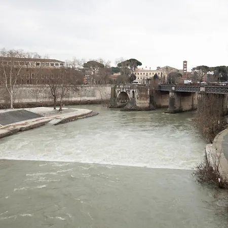 Trastevere Four Seasons Tiber View *